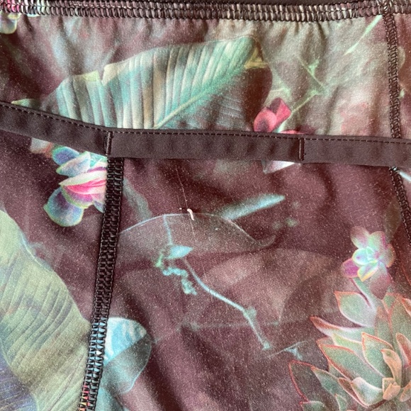 Lululemon speed up shorts 2.5 inch, size 2 - Picture 3 of 6